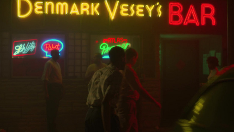 Schlitz and Pabst Beer Neon Signs in Lovecraft Country S01E05