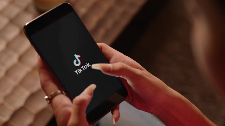 TikTok Social Network Mobile App in “Pa’ Ti + Lonely” Music Video by Jennifer Lopez & Maluma (1)