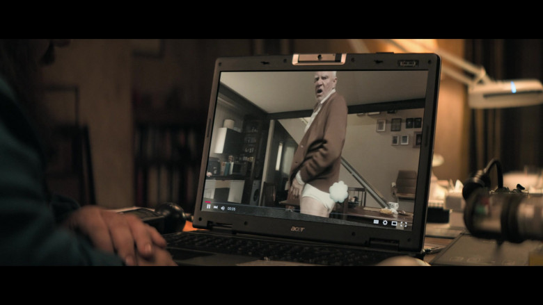 Acer Laptop of Nick Frost as Gus Roberts in Truth Seekers S01E03