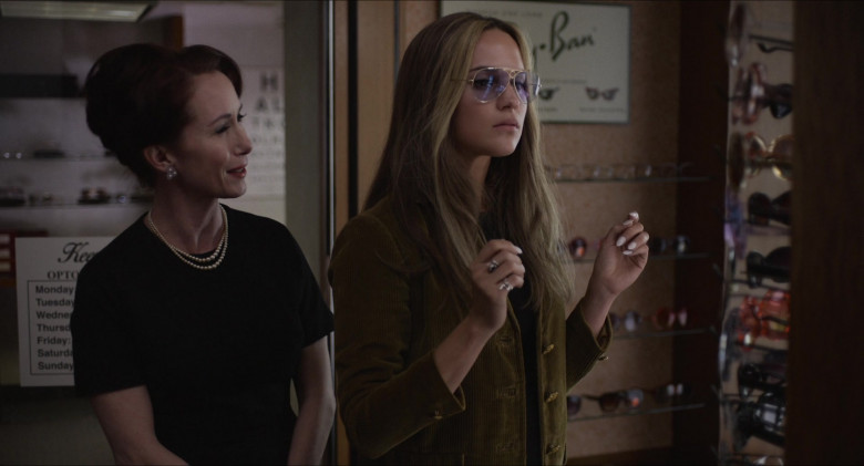Alicia Vikander as Gloria Steinem Wears Ray-Ban Shooter Eyeglasses in The Glorias Movie (1)