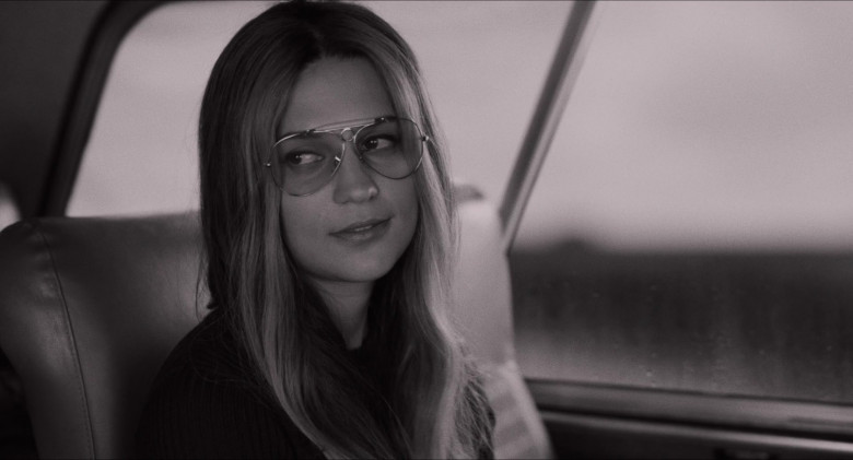 Alicia Vikander as Gloria Steinem Wears Ray-Ban Shooter Eyeglasses in The Glorias Movie (7)