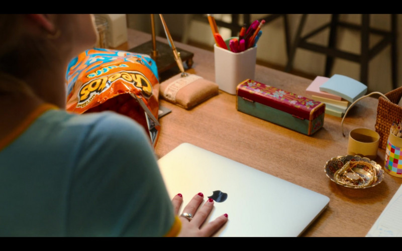 Apple MacBook Air Laptop and Cheetos Snack of Emma Roberts as Sloane in Holidate Movie (3)