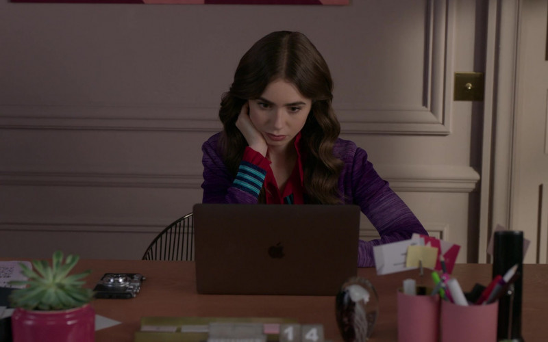 Apple MacBook Laptop of Actress Lily Collins in Emily in Paris S01E09