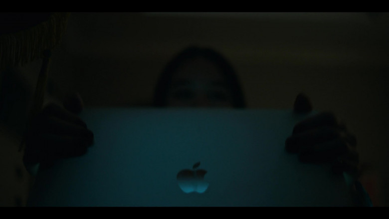 Apple MacBook Laptop of Amalia Yoo as Leila Kwan Zimmer in Grand Army S01E09
