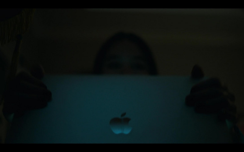 Apple MacBook Laptop of Amalia Yoo as Leila Kwan Zimmer in Grand Army S01E09