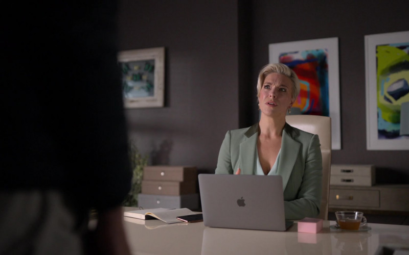 Apple MacBook Laptop of Hannah Waddingham as Rebecca in Ted Lasso S01E10 (1)