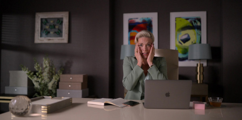 Apple MacBook Laptop of Hannah Waddingham as Rebecca in Ted Lasso S01E10 (2)