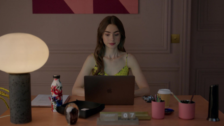 Apple MacBook Laptop of Lily Collins in Emily in Paris – Season 1 Ep. 1 (1)