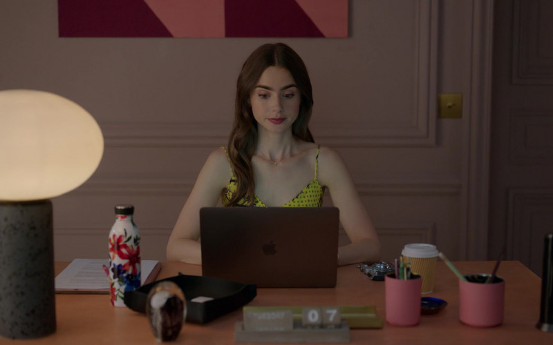 Apple MacBook Laptop of Lily Collins in Emily in Paris – Season 1 Ep. 1 (1)