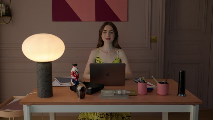 Apple MacBook Laptop Of Lily Collins In Emily In Paris - Season 1 Ep. 1