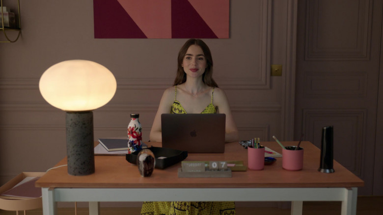 Apple MacBook Laptop of Lily Collins in Emily in Paris – Season 1 Ep. 1 (2)