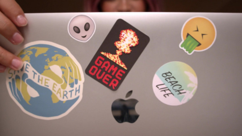 Apple MacBook Laptop of Otmara Marrero as Annie in Connecting… S01E01 Pilot (1)