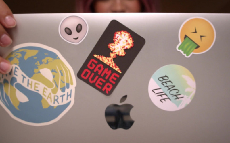 Apple MacBook Laptop of Otmara Marrero as Annie in Connecting… S01E01 Pilot (1)