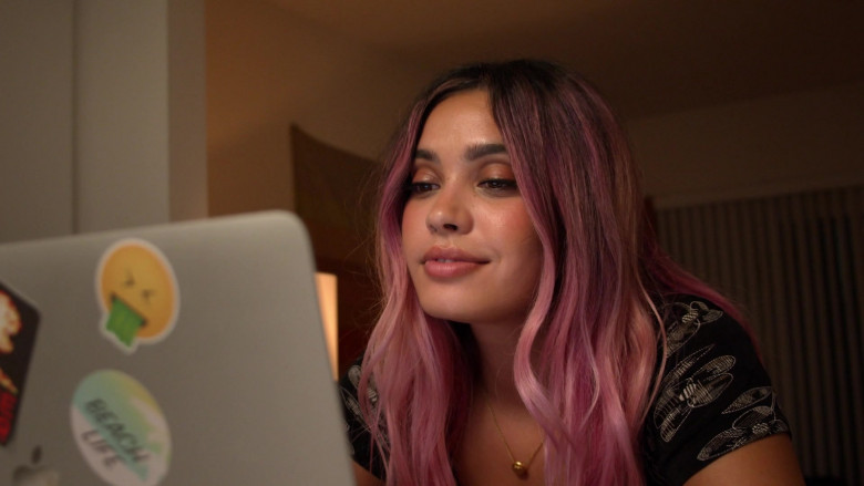 Apple MacBook Laptop of Otmara Marrero as Annie in Connecting… S01E01 Pilot (2)