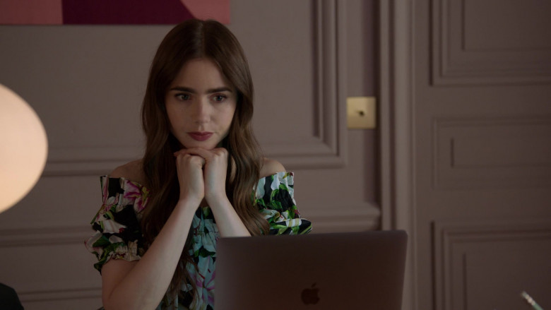 Apple MacBook Laptop on the Desk of Lily Collins in Emily in Paris S01E02 (3)