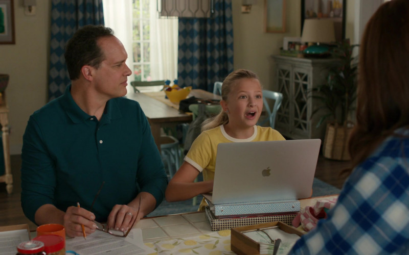 Apple MacBook Laptops in American Housewife S05E01 (1)