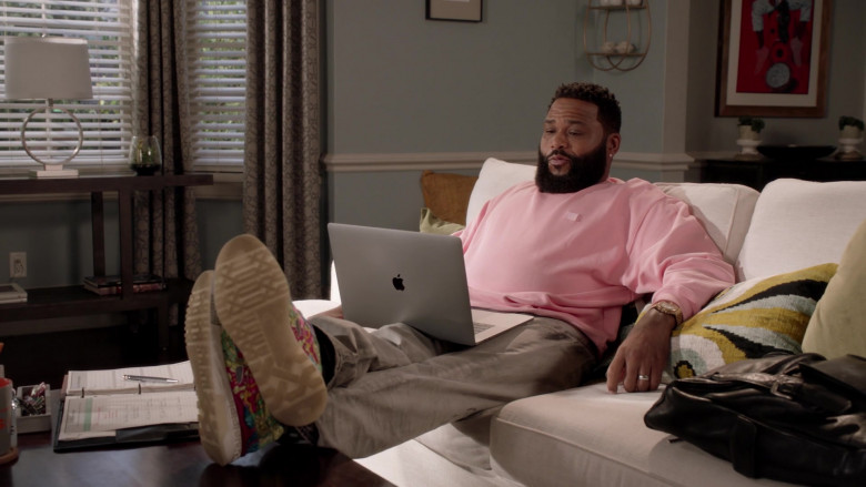 Apple MacBook Pro Laptop of Anthony Anderson as Andre ‘Dre' Johnson Sr. in Black-ish S07E02 (1)