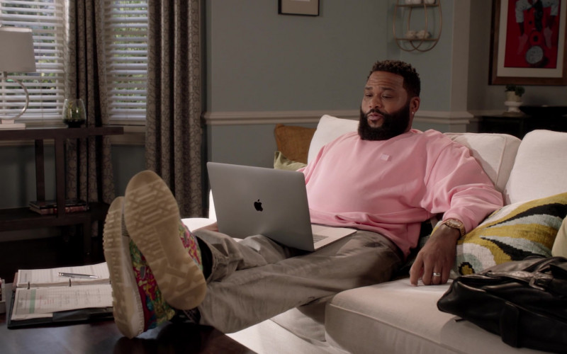 Apple MacBook Pro Laptop of Anthony Anderson as Andre ‘Dre' Johnson Sr. in Black-ish S07E02 (1)