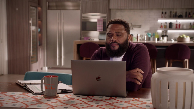 Apple MacBook Pro Laptop of Anthony Anderson as Andre ‘Dre' Johnson Sr. in Black-ish S07E02 (2)