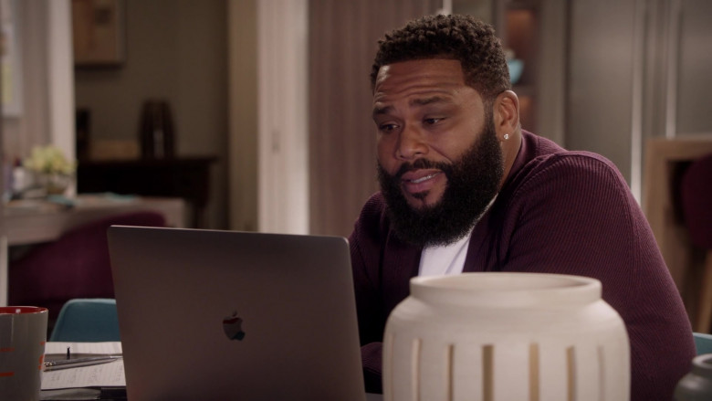 Apple MacBook Pro Laptop of Anthony Anderson as Andre ‘Dre' Johnson Sr. in Black-ish S07E02 (3)