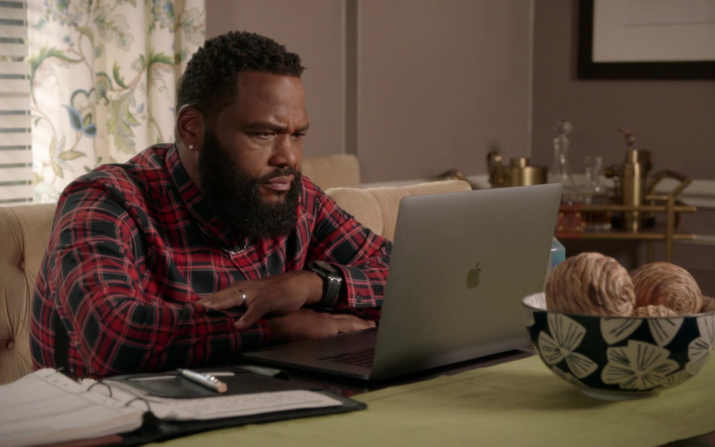 Apple MacBook Pro Laptop of Anthony Anderson as Andre ‘Dre' Johnson in Black-ish S07E01 (1)