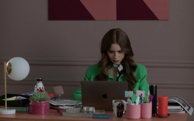 Apple MacBook Pro Laptop of Lily Collins as Emily Cooper in Emily in Paris S01E05