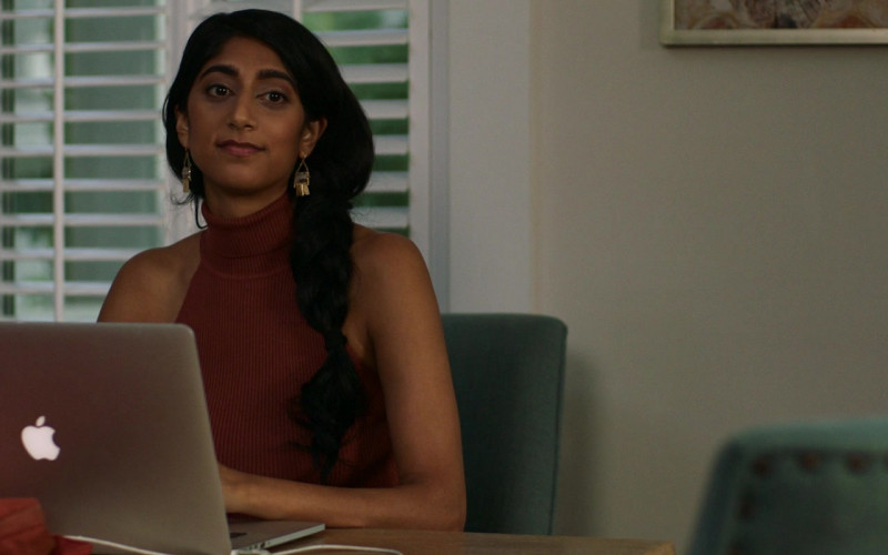 Apple MacBook Pro Laptop of Sunita Mani as Pallavi in Evil Eye Movie (3)