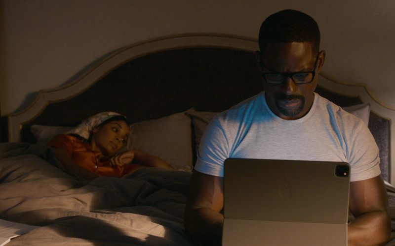Apple iPad Tablet of Sterling K. Brown as Randall Pearson in This Is Us S05E01 (1)