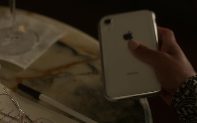 Apple iPhone Smartphone in Power Book 2 Ghost S01E05
