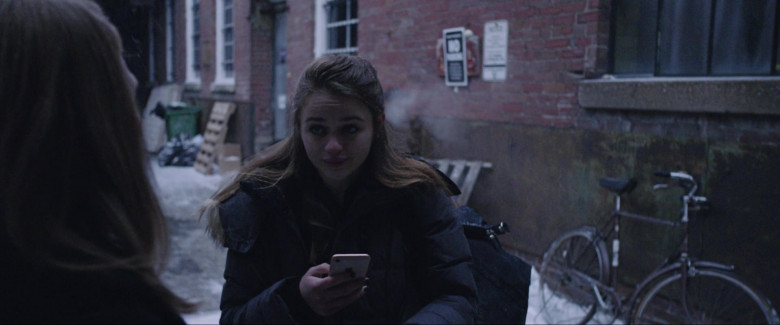 Apple iPhone Smartphone of Joey King as Kayla in The Lie Movie (1)