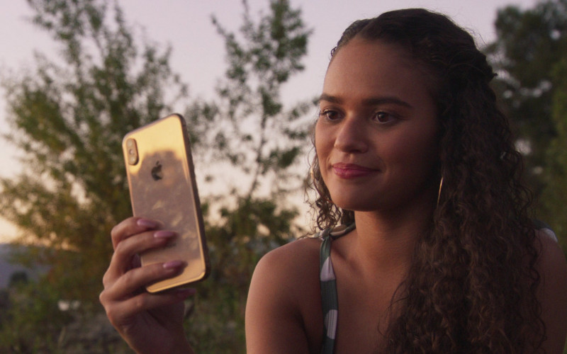 Apple iPhone Smartphone of Madison Pettis as Annie in American Pie Presents Girls’ Rules (3)