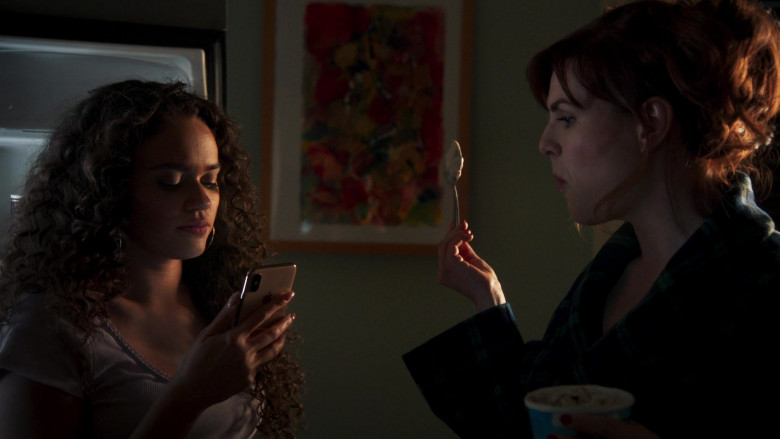 Apple iPhone Smartphone of Madison Pettis as Annie in American Pie Presents Girls' Rules (4)