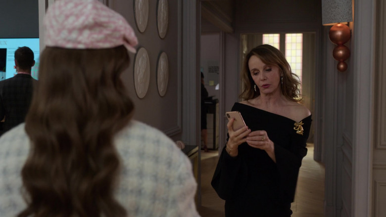 Apple iPhone Smartphone of Philippine Leroy-Beaulieu as Sylvie in Emily in Paris S01E10