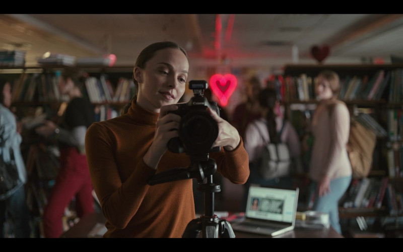 Canon Camera in Grand Army S01E05 Valentine's Day (2020)