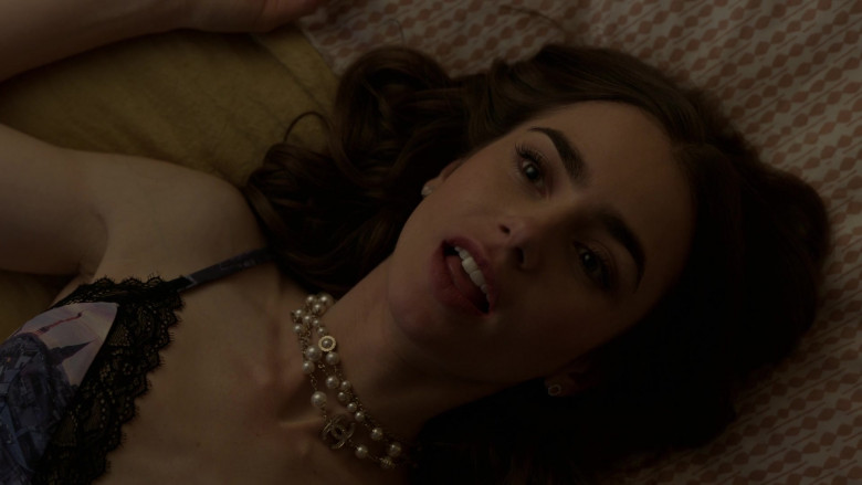 Chanel Necklaces of Lily Collins in Emily in Paris S01E06 (1)