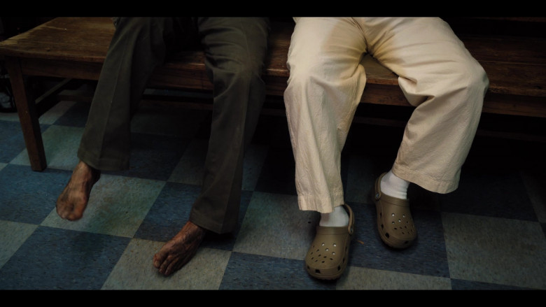 Crocs Shoes of Rob Schneider as Richie Hartman in Hubie Halloween (3)