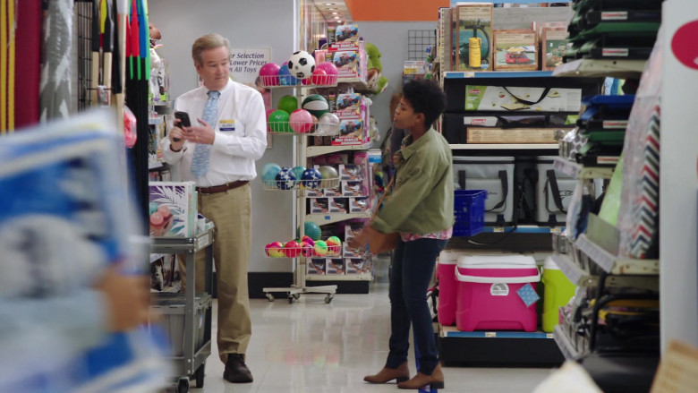 Igloo Cooler in Superstore S06E01 Essential (2020)