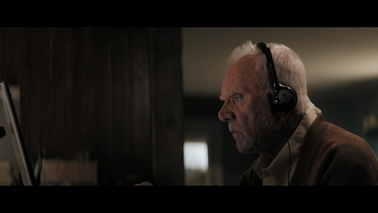 Logitech Headset of Malcolm McDowell as Richard Roberts in Truth Seekers S01E02 (1)