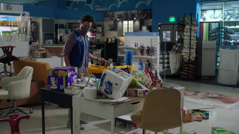 Luvs Diapers and Scott Paper Towels in Superstore S06E01 (1)