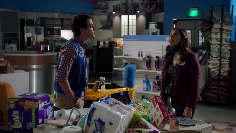 Luvs Diapers and Scott Paper Towels in Superstore S06E01 (2)