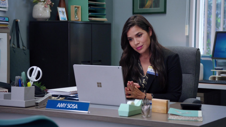 Microsoft Surface Notebook of America Ferrera as Amelia ‘Amy’ Sosa in Superstore S06E01 TV Series (1)