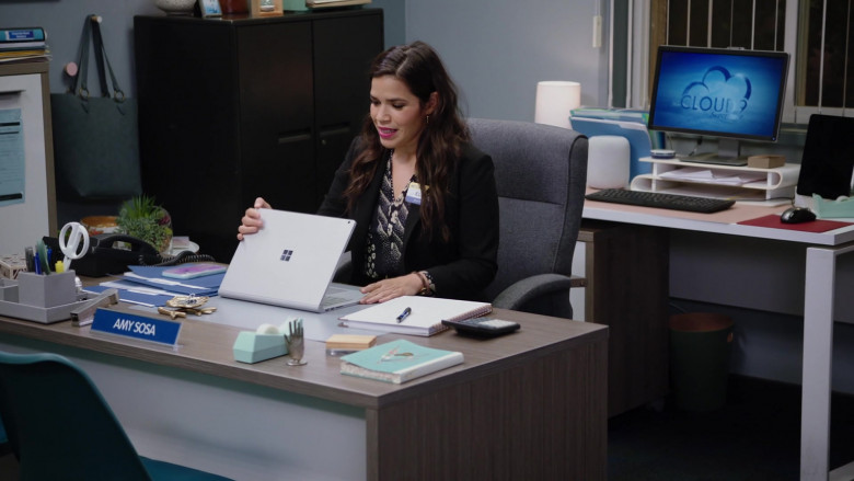 Microsoft Surface Notebook of America Ferrera as Amelia ‘Amy' Sosa in Superstore S06E01 TV Series (3)