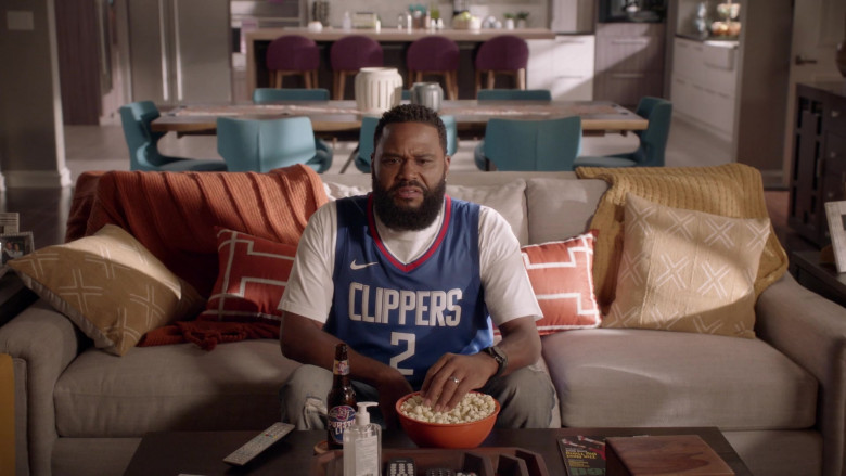 Nike LA Clippers Basketball Jersey Outfit of Anthony Anderson as Dre in Black-ish S07E01 TV Show (2)