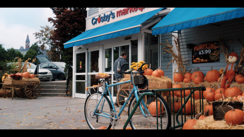 Raleigh Bicycle of Adam Sandler as Hubie Dubois in Hubie Halloween Movie by Netflix (1)