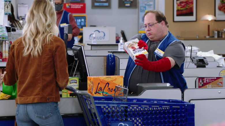 Ronzoni SuperGreens, LaCroix Drinks, Triscuit in Superstore S06E01