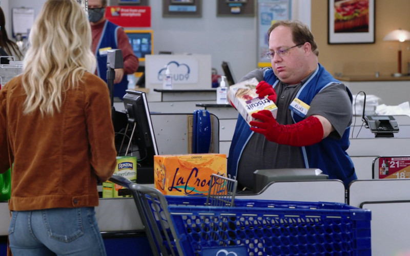 Ronzoni SuperGreens, LaCroix Drinks, Triscuit in Superstore S06E01