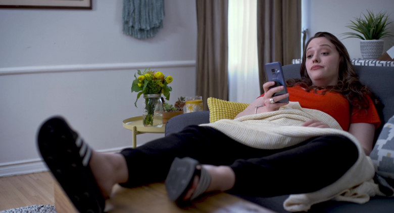 Samsung Galaxy Smartphone of Kat Dennings as Abby in Friendsgiving (2020)