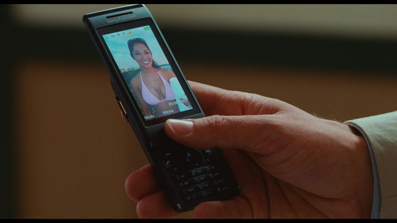 Sony Ericsson Aino Mobile Phone of Justin Timberlake as Scott Delacorte in Bad Teacher (1)