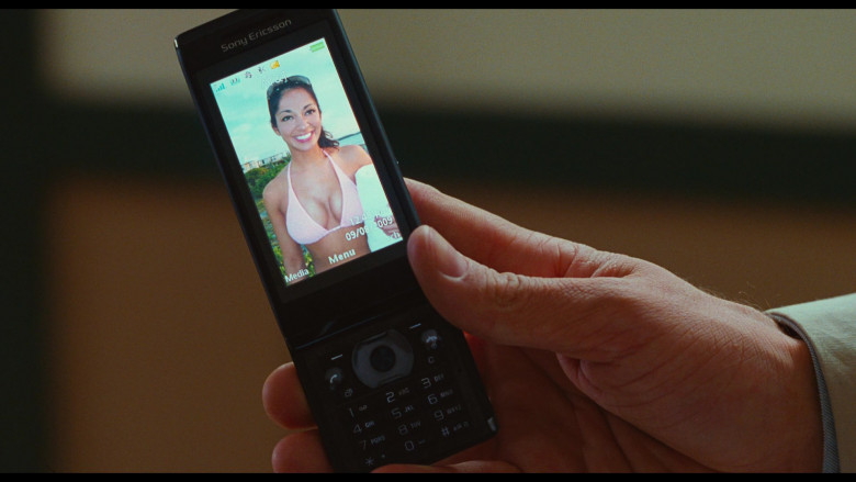 Sony Ericsson Aino Mobile Phone of Justin Timberlake as Scott Delacorte in Bad Teacher (2)