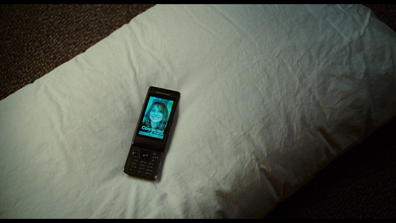 Sony Ericsson Aino Mobile Phone of Justin Timberlake as Scott Delacorte in Bad Teacher (3)